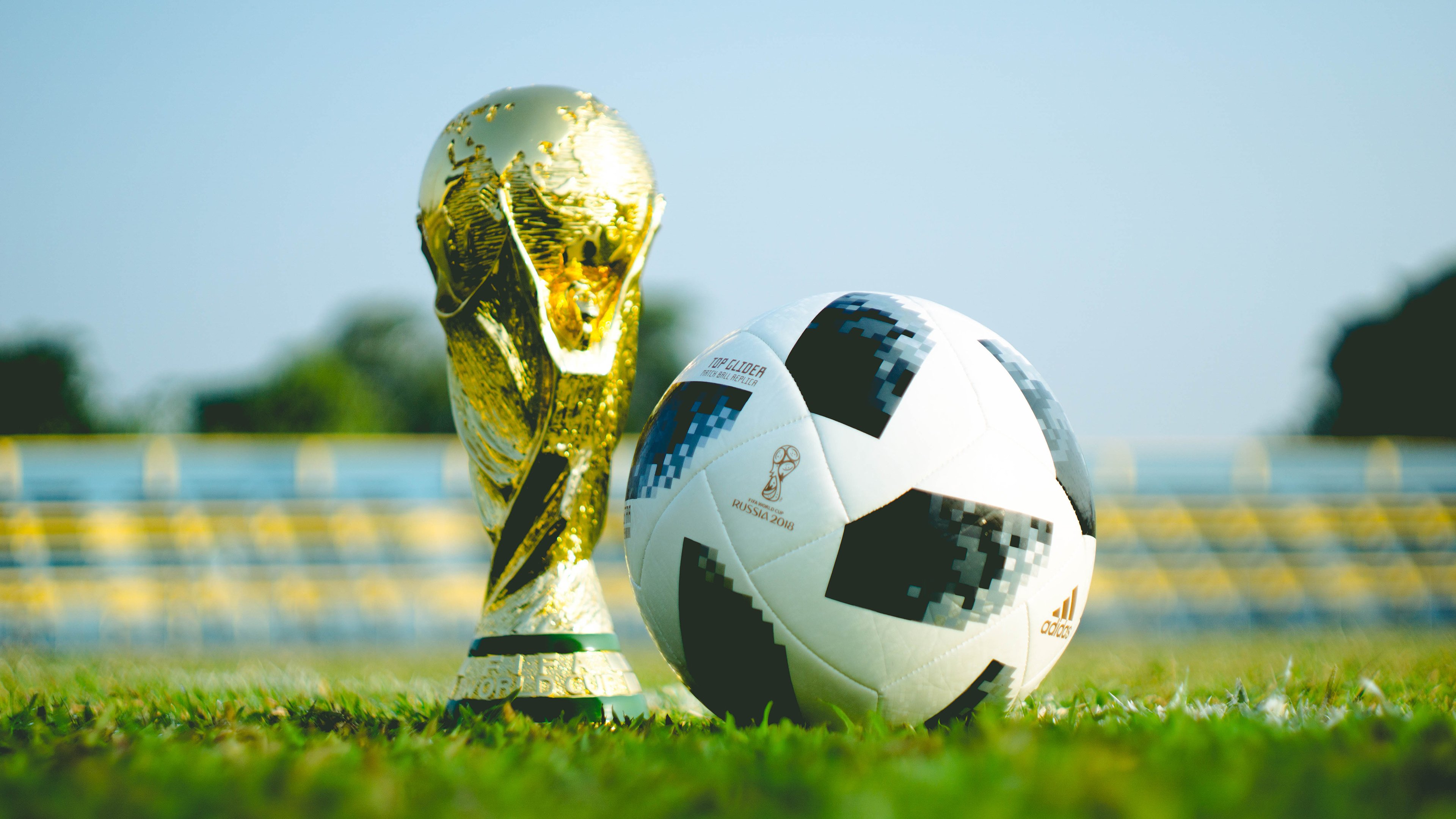 开云FIFA-炸裂！C罗身披泰国队战袍，单场狂造三球，力克伊朗制造世界杯最大冷门